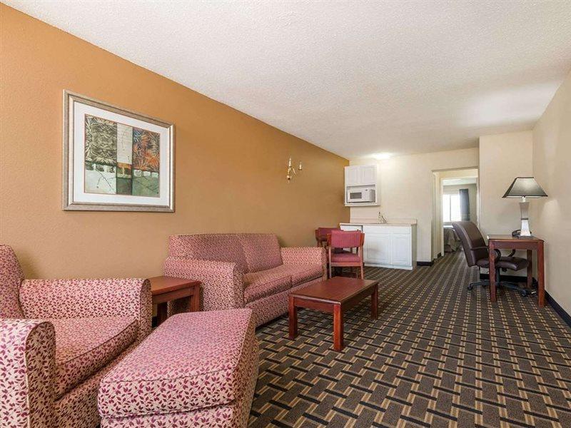 Hotel Super 8 By Wyndham Indianapolis/Ne/Castleton Area Zewnętrze zdjęcie