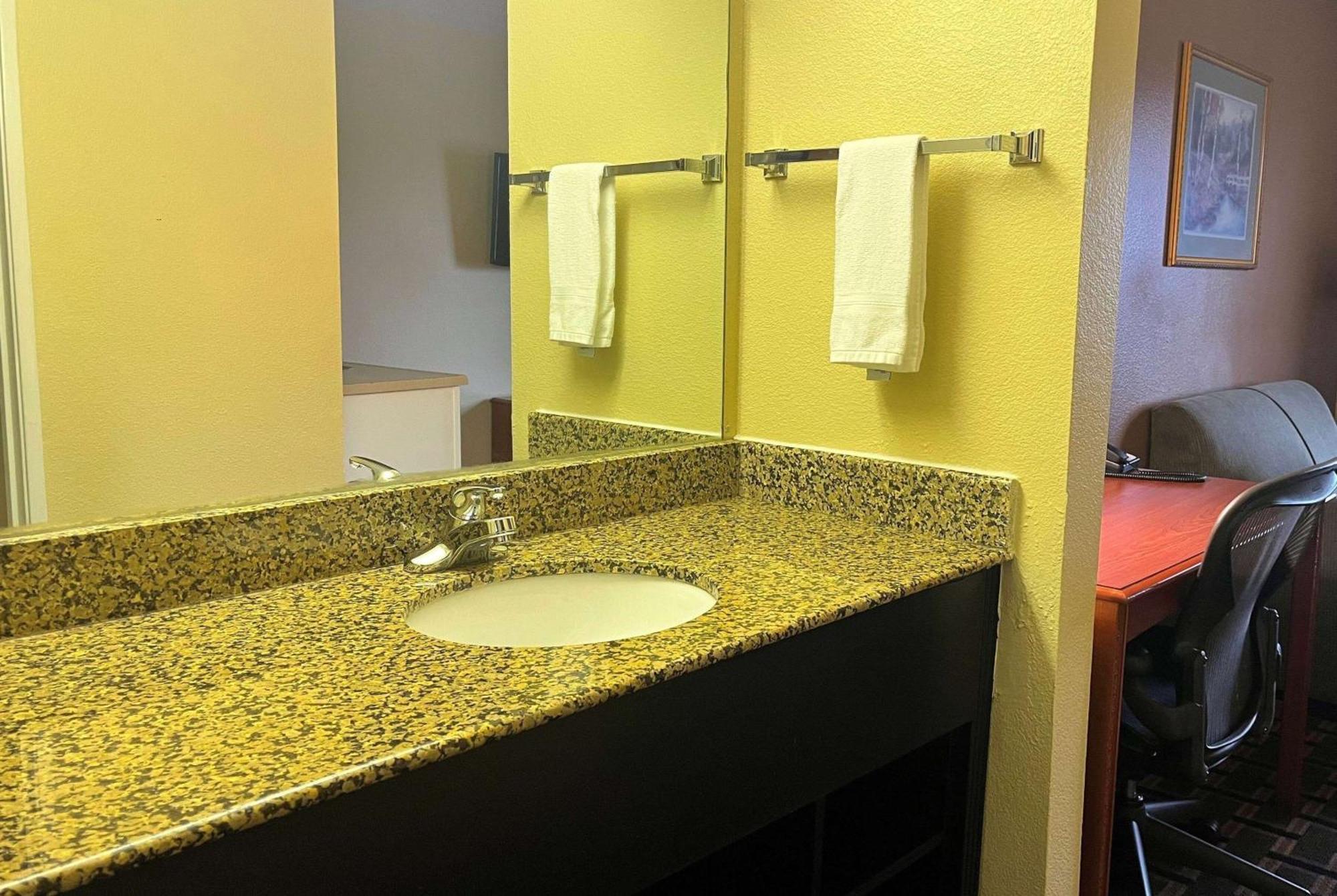 Hotel Super 8 By Wyndham Indianapolis/Ne/Castleton Area Zewnętrze zdjęcie